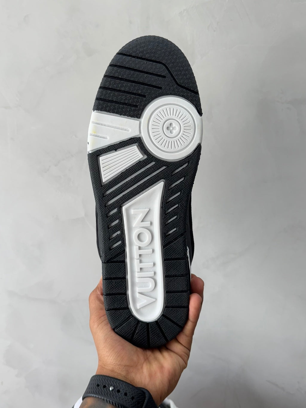 Tênis LV Trainer Low Denim Noir - Preto/Branco