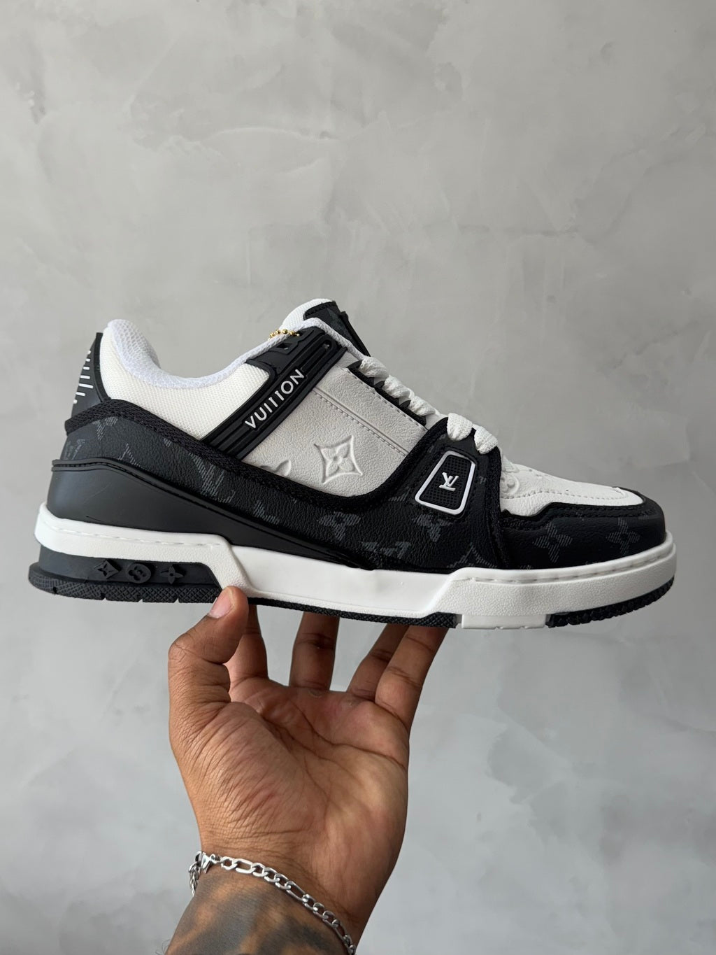 Tênis LV Trainer Low Denim Noir - Preto/Branco