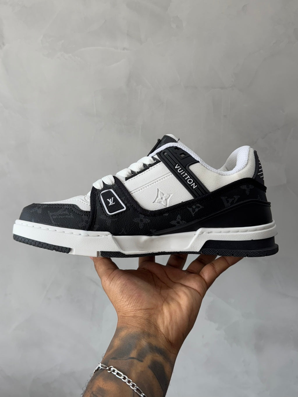 Tênis LV Trainer Low Denim Noir - Preto/Branco