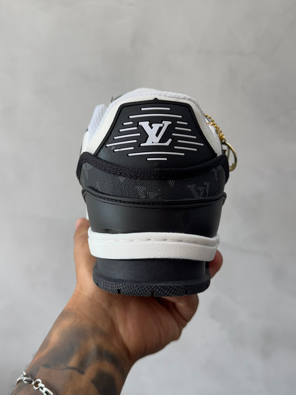 Tênis LV Trainer Low Denim Noir - Preto/Branco