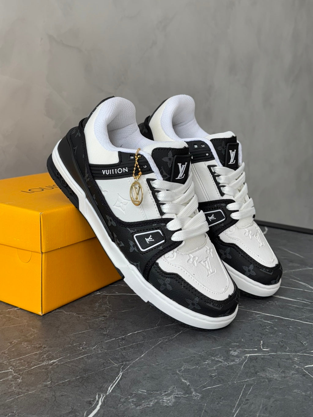 Tênis LV Trainer Low Denim Noir - Preto/Branco